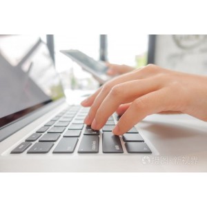 【上班族神器】想要工作时刷朋友圈，抖音，看小说，玩游戏，不必用手机，直接电脑C作，支持键盘打字聊天更快速，还支持一键熄屏。