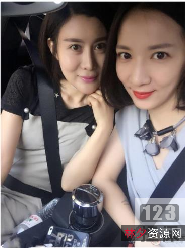 《已婚美女的愉悦双镜视角》：国产实拍丰满型美女的性感视频之旅