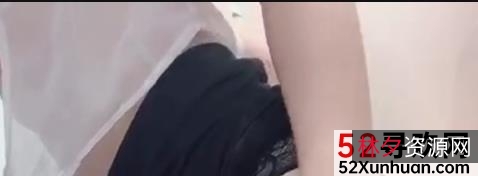 《夏花：推特网红美少女女秘书，快乐大小的穿着OL秘书制服视频》