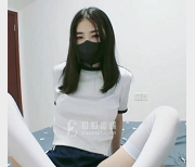 锅锅酱妹子白絲诱惑：英国大学生艾伦·贝克的古典美人气质与活泼少女魅力