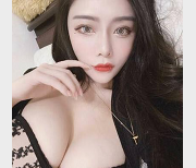 网红Nini：精选美女、大眼博主、皮肤白皙、蕾丝低胸装