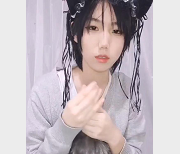 精品FL姬（韵韵）高跟鞋狐狸尾巴露脸中性妆蚌壳JK3.2G视频：让人一看就爱上的梦幻精灵舞蹈