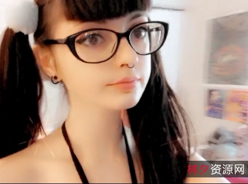 火辣混血小姐姐HoneyMomo的时尚搭配、美妆技巧、旅行记录等精彩视频