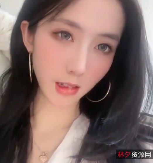 《花椒鱼鱼不甜：火辣网红大长腿热舞洗澡放飞自我》