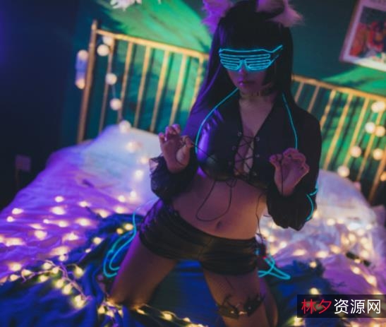 绝版精选巨R_COS女神曲肖冰私藏超高品质4.8GB美女合集：二次元风格、前车大灯人形奶牛、性感丰满、技巧精湛的视觉盛宴！