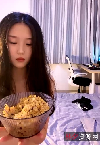 《清纯美少女爱的献身：粉嫩多汁的美貌所感动》