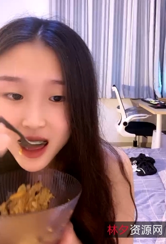 《清纯美少女爱的献身：粉嫩多汁的美貌所感动》