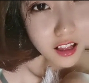 清纯大眼萌妹子露脸厕所放飞自我私房照