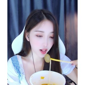 虎牙女主播林软软：高颜值身材丰满，妩媚美味直播