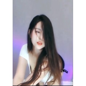 斗鱼虎牙人气女神苏樱直播间浮力视频：高颜值小仙女肤白大长腿纤细