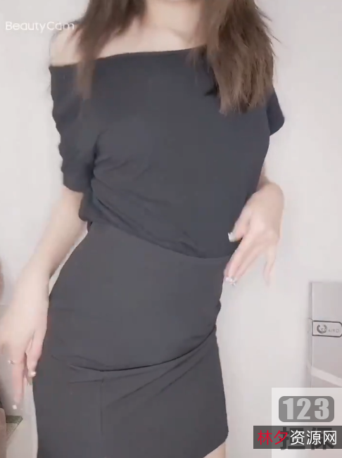 糖糖的短视频合集:节奏感、颜值和小身段的黑白裙、衬衫、JK裙、水手服、秘书COS、灰短裙、对镜自拍,彩蛋等吃货小绿的抖音作品