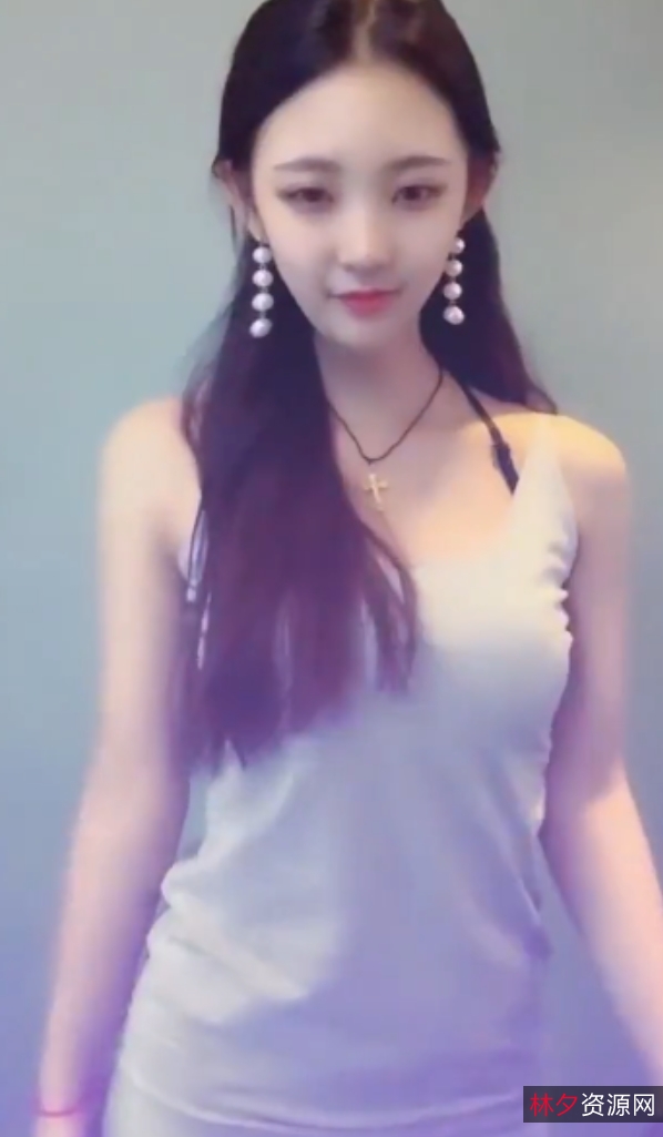 网红小妹在快手和抖音上的热舞剪辑视频，1V播放量达到了83.7M，自行打包出售