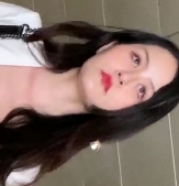 视频美女穿吊带紧身牛仔裤展示长腿1V/3.31G/百度云