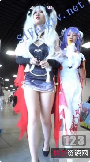 帅气摄影师在樱之舞漫展上展示伪装技巧