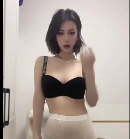 周舟：中英混血儿舞蹈福利姬，23年火爆自拍视频泄密