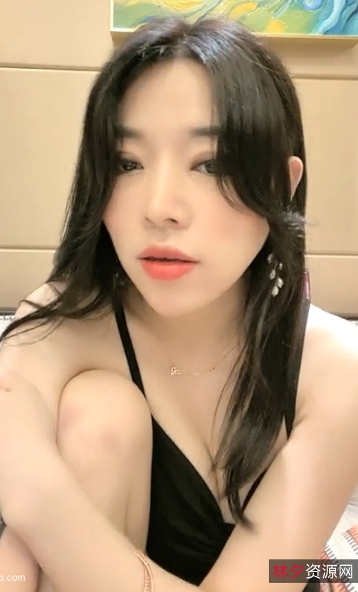 迷人大罩杯美腿主播小雅:10.2G视频震撼上线