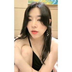迷人大罩杯美腿主播小雅：10.2G视频震撼上线