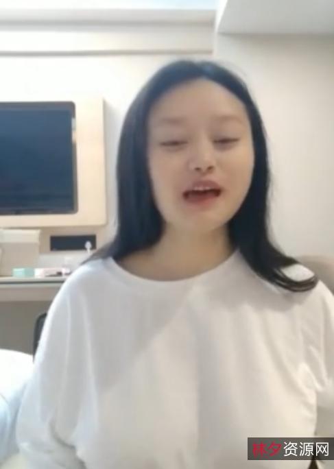 #小毒甜户外直播8v7.4g在户外草地上，小毒甜主播穿着空姐装，专心直播。观众收藏已达39次。遭遇攻击仍镇定分享内容。视频画质高达8v7.4g，清晰逼真。内容丰富多彩，吸引众多观众关注。展现独特魅力。