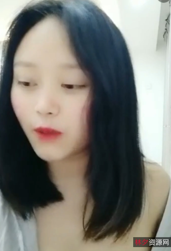 #小毒甜户外直播8v7.4g在户外草地上，小毒甜主播穿着空姐装，专心直播。观众收藏已达39次。遭遇攻击仍镇定分享内容。视频画质高达8v7.4g，清晰逼真。内容丰富多彩，吸引众多观众关注。展现独特魅力。