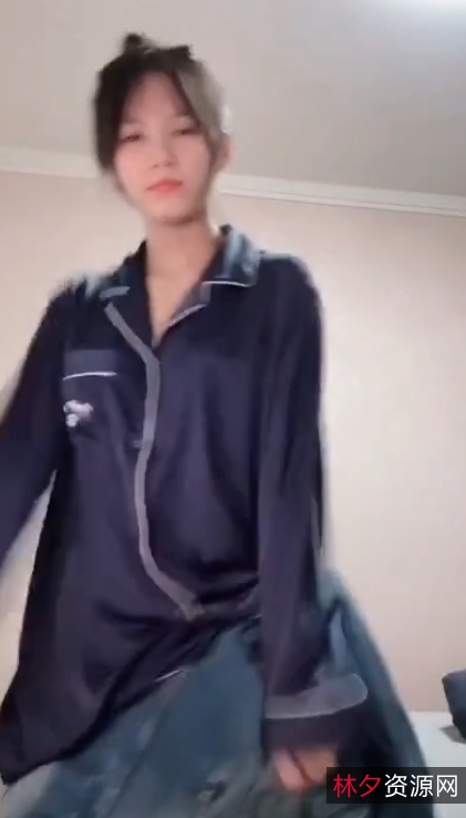 独家疯狂抖音美女小雪尺度大胆展示薄丝空档裤，引爆百度盘！