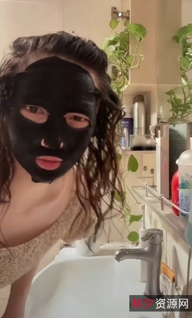 独家疯狂抖音美女小雪尺度大胆展示薄丝空档裤，引爆百度盘！