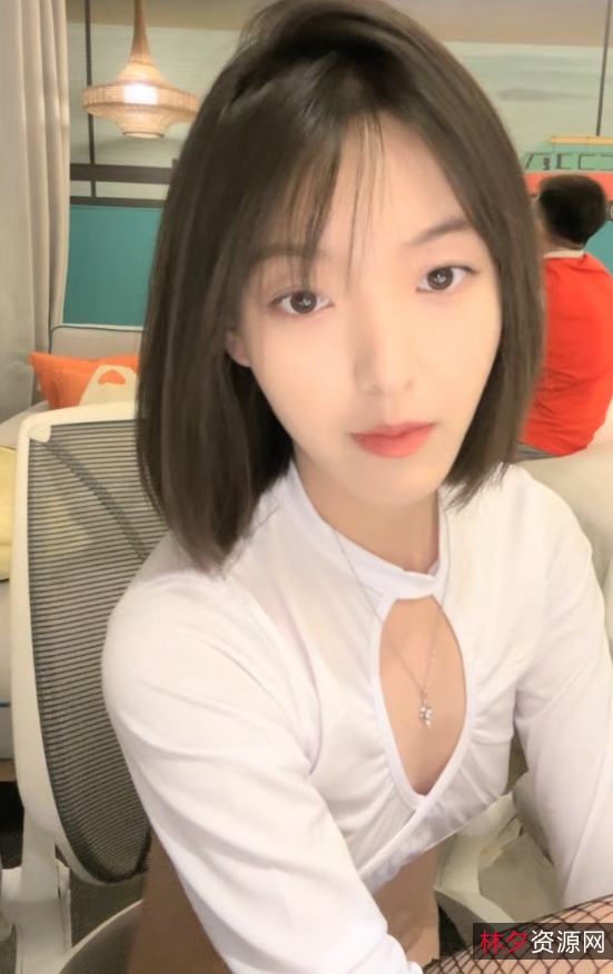 收藏的物品，让观众可以从中获得一些灵感和启发。她的视频在百度和ED2K等平台上都有独家发布，吸引了大量粉丝的关注和收藏。如果你也喜欢有趣的灵魂和绿转黄的主题，不妨来关注熙颜的频道，一起感受她的独特魅力吧！