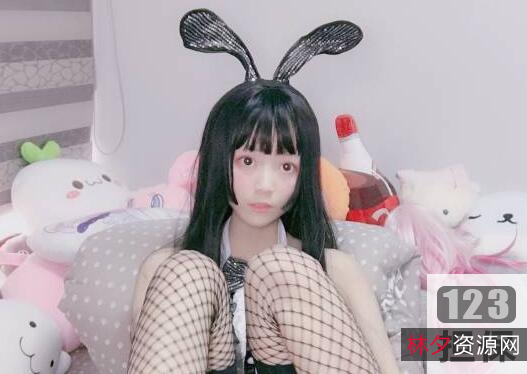 式玩具展示了她的活力和创造力，让人仿佛看到了她无穷的能量。这些视频资源不仅能给大家带来欢乐，还能让人感受到小奈奈的魅力和可爱。赶紧下载这个合集，一起感受小奈奈带来的无限魅力吧！