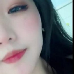 9分颜值校园女神自拍视频曝光，车灯眼神吸引网友羡慕，完美身材S型诱人，鲍鲍不输鹅蛋，羊脂膏玉般肌肤令人心动，2分53秒清晰画质，赶紧观看吧！