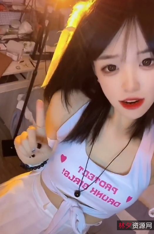 疯狂美娇妻:疯狂妹子互动直播,尺度惊人,视频214V,4.98G